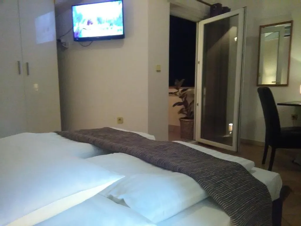 Guest House Garfild 2 Novi Vinodolski Kroatien